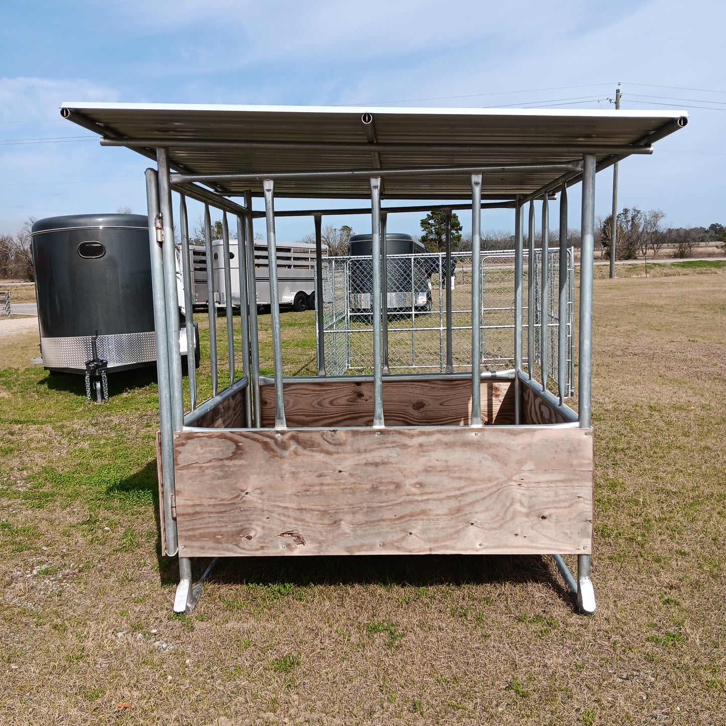 4' X 4' COVERED HAY FEEDER