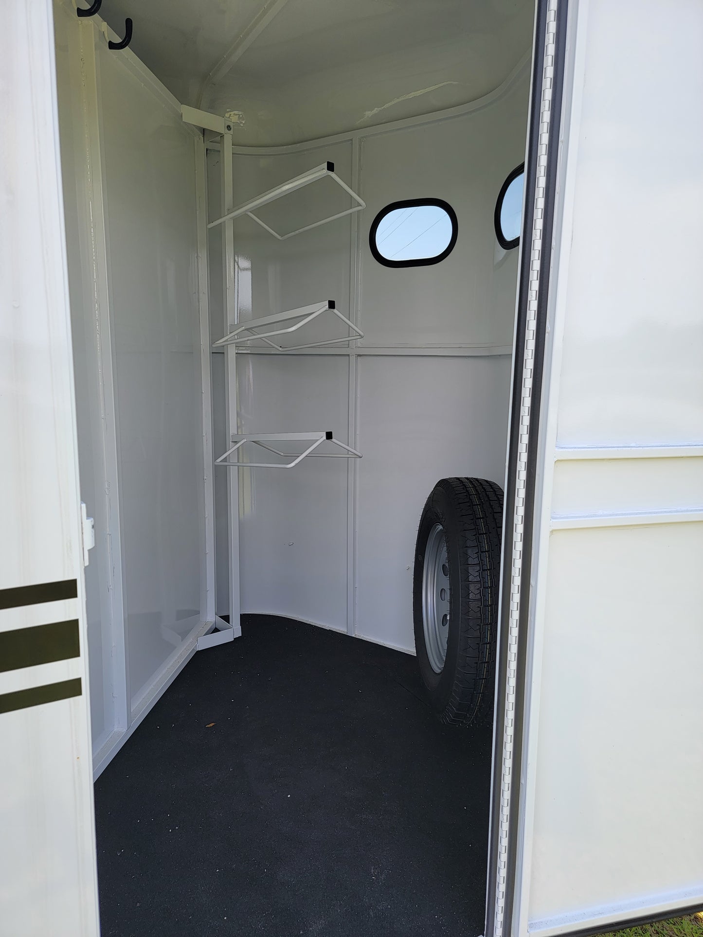 BEE 3 HORSE SLANT LOAD