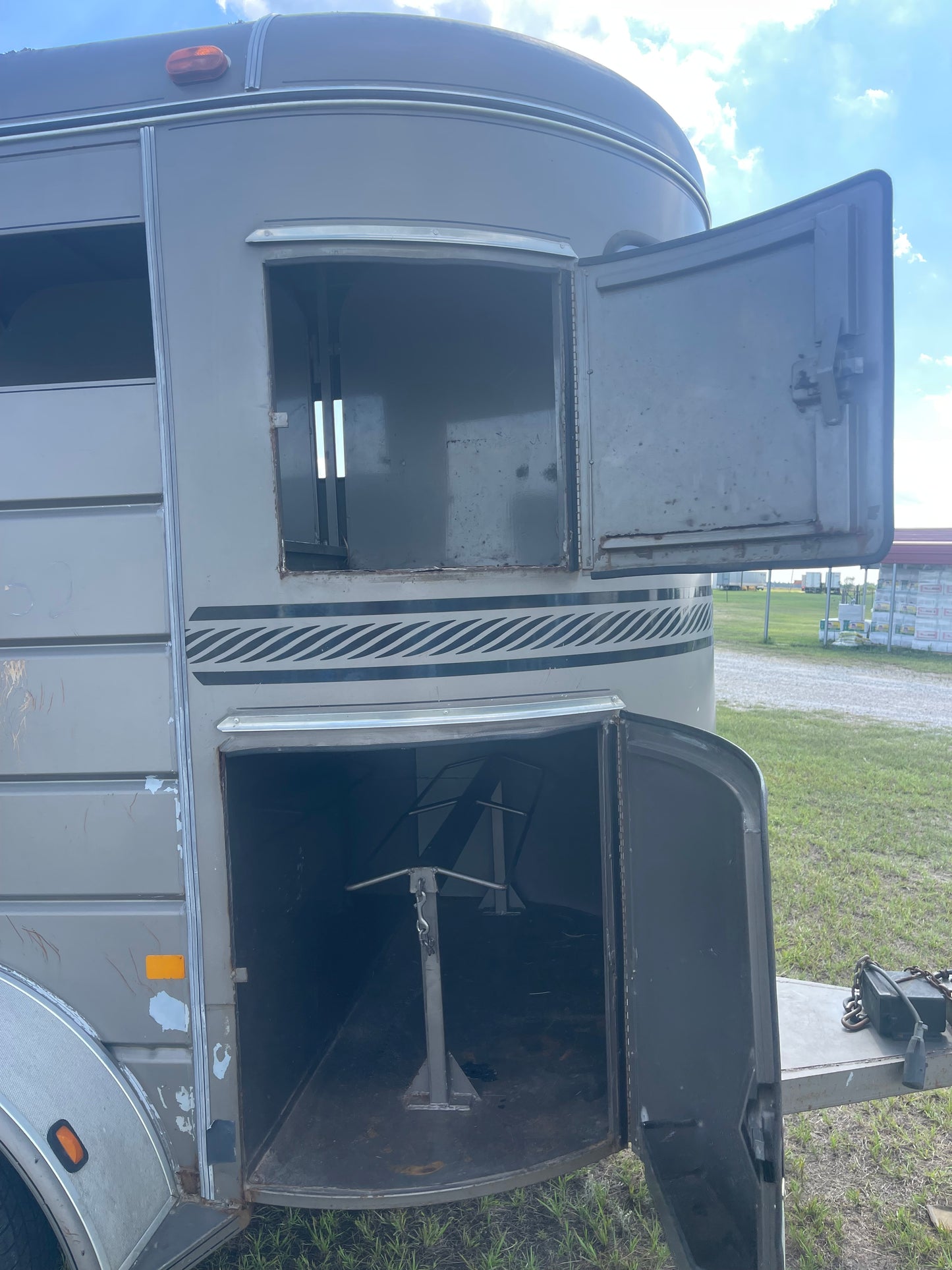 S&H 2 Horse straight load Trailer