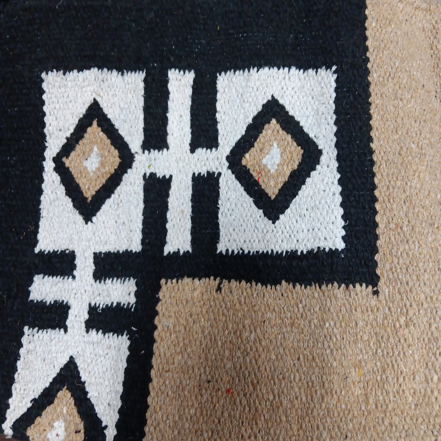 SADDLE BLANKET-TAN/BLACK : 32"x32"